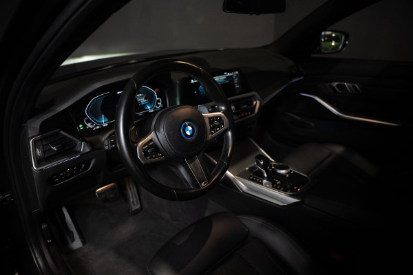 BMW 3 Serie Touring 330e M-Sport | Pano | Trekhaak | 360 camera BMW 3 Serie Touring 330e M-Sport | Pano | Trekhaak | 360 camera