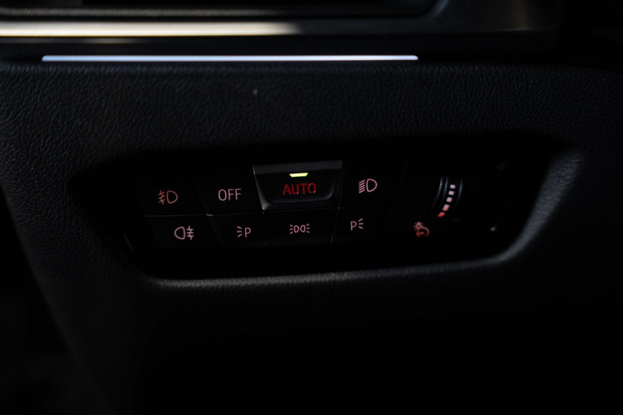 BMW 3 Serie Touring 330e M-Sport | Pano | Trekhaak | 360 camera BMW 3 Serie Touring 330e M-Sport | Pano | Trekhaak | 360 camera