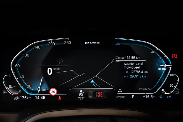 BMW 3 Serie Touring 330e M-Sport | Pano | Trekhaak | 360 camera BMW 3 Serie Touring 330e M-Sport | Pano | Trekhaak | 360 camera