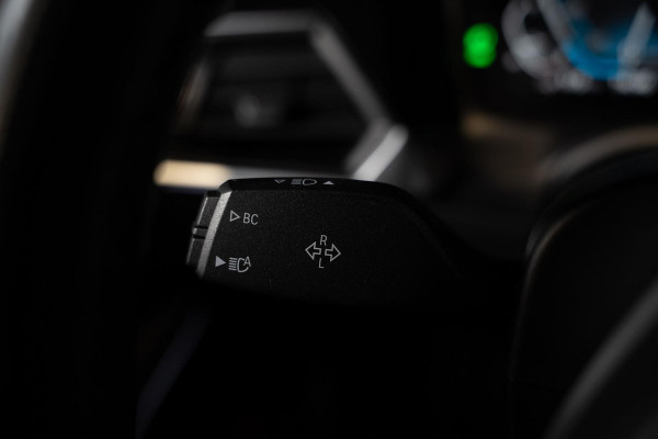 BMW 3 Serie Touring 330e M-Sport | Pano | Trekhaak | 360 camera BMW 3 Serie Touring 330e M-Sport | Pano | Trekhaak | 360 camera