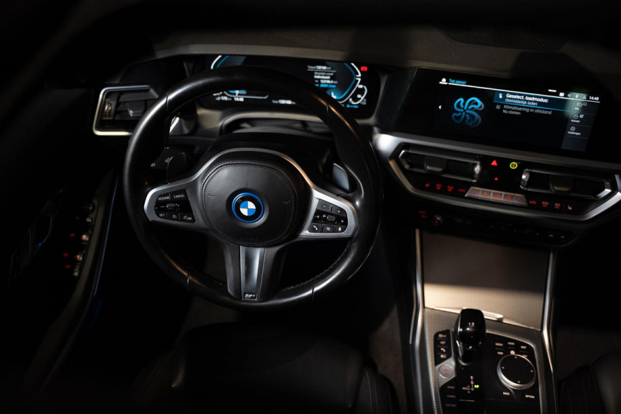 BMW 3 Serie Touring 330e M-Sport | Pano | Trekhaak | 360 camera BMW 3 Serie Touring 330e M-Sport | Pano | Trekhaak | 360 camera