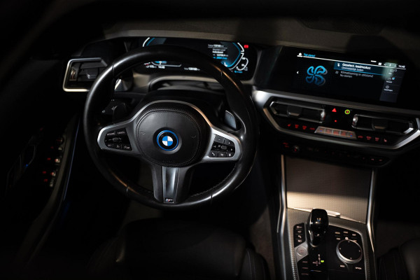BMW 3 Serie Touring 330e M-Sport | Pano | Trekhaak | 360 camera BMW 3 Serie Touring 330e M-Sport | Pano | Trekhaak | 360 camera