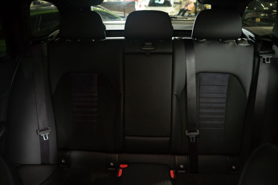 BMW 3 Serie Touring 330e M-Sport | Pano | Trekhaak | 360 camera BMW 3 Serie Touring 330e M-Sport | Pano | Trekhaak | 360 camera