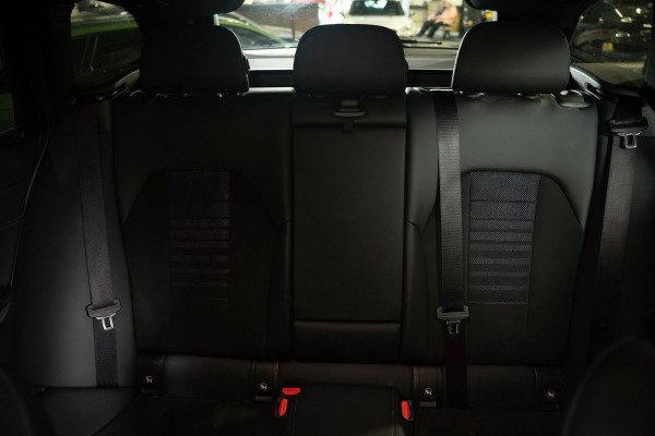 BMW 3 Serie Touring 330e M-Sport | Pano | Trekhaak | 360 camera BMW 3 Serie Touring 330e M-Sport | Pano | Trekhaak | 360 camera