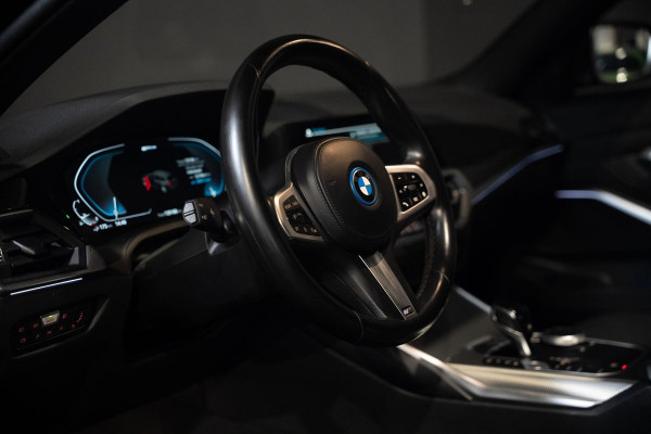 BMW 3 Serie Touring 330e M-Sport | Pano | Trekhaak | 360 camera BMW 3 Serie Touring 330e M-Sport | Pano | Trekhaak | 360 camera