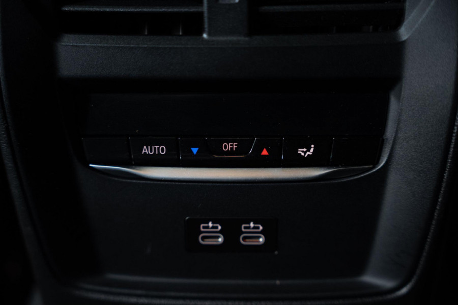 BMW 3 Serie Touring 330e M-Sport | Pano | Trekhaak | 360 camera BMW 3 Serie Touring 330e M-Sport | Pano | Trekhaak | 360 camera