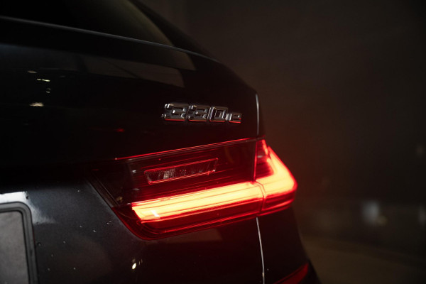 BMW 3 Serie Touring 330e M-Sport | Pano | Trekhaak | 360 camera BMW 3 Serie Touring 330e M-Sport | Pano | Trekhaak | 360 camera