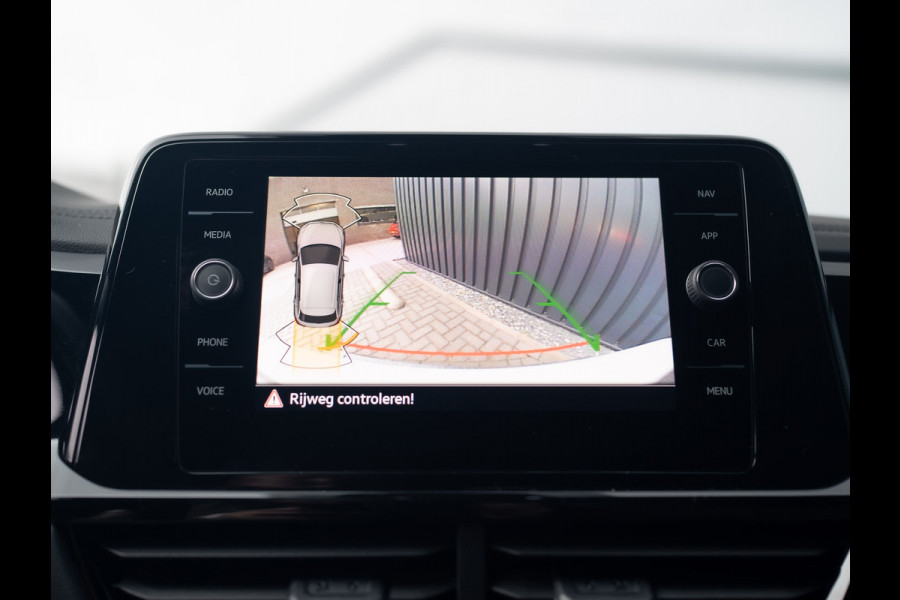 Volkswagen T-Roc 1.5 TSI R-Line Business | Panodak | Beats | Keyless | Trekhaak afnb | IQ Light | Side Assist | Prijs Rijklaar!! Volkswagen T-Roc 1.5 TSI R-Line Business | Panodak | Beats | Keyless | Trekhaak afnb | IQ Light | Side Assist | Prijs Rijklaar!!