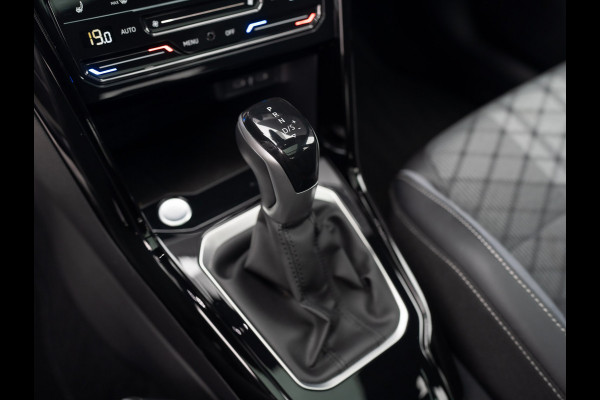 Volkswagen T-Roc 1.5 TSI R-Line Business | Panodak | Beats | Keyless | Trekhaak afnb | IQ Light | Side Assist | Prijs Rijklaar!! Volkswagen T-Roc 1.5 TSI R-Line Business | Panodak | Beats | Keyless | Trekhaak afnb | IQ Light | Side Assist | Prijs Rijklaar!!