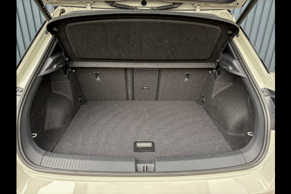 Volkswagen T-Roc 1.5 TSI R-Line Business | Panodak | Beats | Keyless | Trekhaak afnb | IQ Light | Side Assist | Prijs Rijklaar!! Volkswagen T-Roc 1.5 TSI R-Line Business | Panodak | Beats | Keyless | Trekhaak afnb | IQ Light | Side Assist | Prijs Rijklaar!!