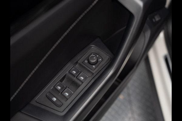 Volkswagen T-Roc 1.5 TSI R-Line Business | Panodak | Beats | Keyless | Trekhaak afnb | IQ Light | Side Assist | Prijs Rijklaar!! Volkswagen T-Roc 1.5 TSI R-Line Business | Panodak | Beats | Keyless | Trekhaak afnb | IQ Light | Side Assist | Prijs Rijklaar!!