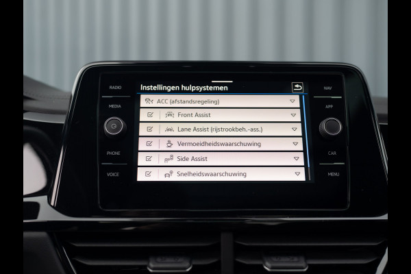 Volkswagen T-Roc 1.5 TSI R-Line Business | Panodak | Beats | Keyless | Trekhaak afnb | IQ Light | Side Assist | Prijs Rijklaar!! Volkswagen T-Roc 1.5 TSI R-Line Business | Panodak | Beats | Keyless | Trekhaak afnb | IQ Light | Side Assist | Prijs Rijklaar!!