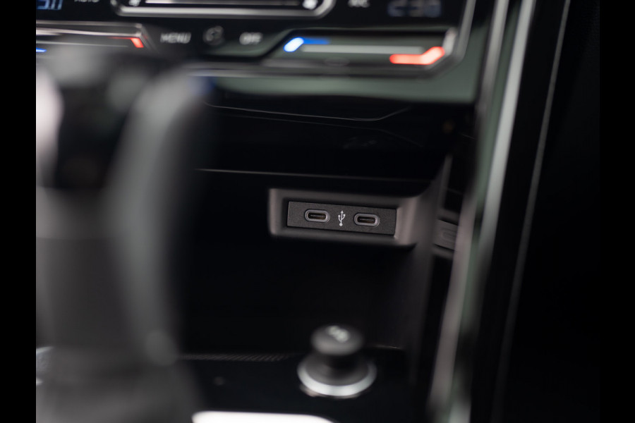 Volkswagen T-Roc 1.5 TSI R-Line Business | Panodak | Beats | Keyless | Trekhaak afnb | IQ Light | Side Assist | Prijs Rijklaar!! Volkswagen T-Roc 1.5 TSI R-Line Business | Panodak | Beats | Keyless | Trekhaak afnb | IQ Light | Side Assist | Prijs Rijklaar!!