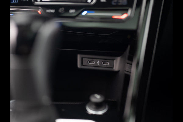 Volkswagen T-Roc 1.5 TSI R-Line Business | Panodak | Beats | Keyless | Trekhaak afnb | IQ Light | Side Assist | Prijs Rijklaar!! Volkswagen T-Roc 1.5 TSI R-Line Business | Panodak | Beats | Keyless | Trekhaak afnb | IQ Light | Side Assist | Prijs Rijklaar!!