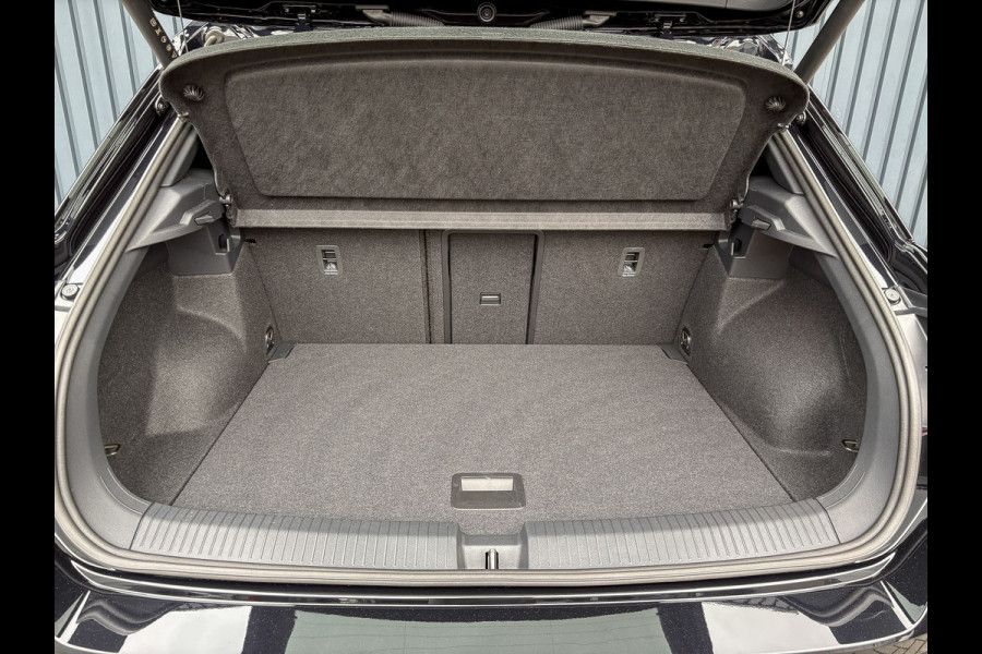 Volkswagen T-Roc 1.5 TSI R-Line | Panodak | Keyless | Side Assist | Elk. A-klep | IQ Light | Camera | Prijs Rijklaar!! Volkswagen T-Roc 1.5 TSI R-Line | Panodak | Keyless | Side Assist | Elk. A-klep | IQ Light | Camera | Prijs Rijklaar!!