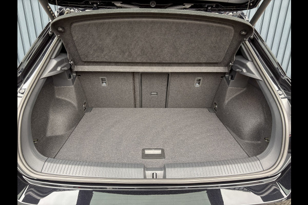 Volkswagen T-Roc 1.5 TSI R-Line | Panodak | Keyless | Side Assist | Elk. A-klep | IQ Light | Camera | Prijs Rijklaar!! Volkswagen T-Roc 1.5 TSI R-Line | Panodak | Keyless | Side Assist | Elk. A-klep | IQ Light | Camera | Prijs Rijklaar!!