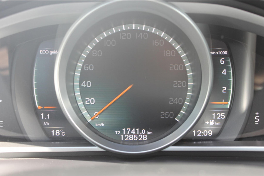 Volvo V40 T3 152PK Automaat Momentum Cruise control / Navigatie / Standkachel / Stoelverwarming / Climate control / Bluetooth telefoonkoppeling / Parkeersensoren voor en achter met parkeercamera achter Volvo V40 T3 152PK Automaat Momentum Cruise control / Navigatie / Standkachel / Stoelverwarming / Climate control / Bluetooth telefoonkoppeling / Parkeersensoren voor en achter met parkeercamera achter