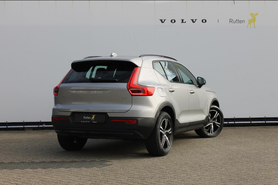 Volvo XC40 2.0 B4 Plus Dark Google Infotainment / Semi elektrisch wegklapbare trekhaak / Verwarmbare voorruit / Harman Kardon Audio installatie / Elektrisch bedienbare voorstoelen
