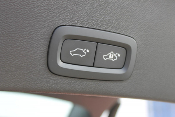 Volvo XC40 2.0 B4 Plus Dark Google Infotainment / Semi elektrisch wegklapbare trekhaak / Verwarmbare voorruit / Harman Kardon Audio installatie / Elektrisch bedienbare voorstoelen