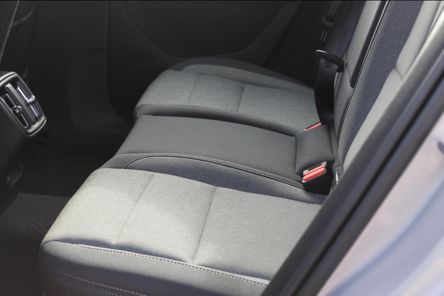 Volvo XC40 2.0 B4 Plus Dark Google Infotainment / Semi elektrisch wegklapbare trekhaak / Verwarmbare voorruit / Harman Kardon Audio installatie / Elektrisch bedienbare voorstoelen