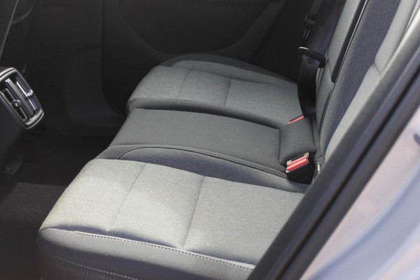 Volvo XC40 2.0 B4 Plus Dark Google Infotainment / Semi elektrisch wegklapbare trekhaak / Verwarmbare voorruit / Harman Kardon Audio installatie / Elektrisch bedienbare voorstoelen