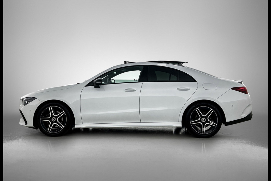 Mercedes-Benz CLA-Klasse 180 AMG Line Panoramadak | 5 spaaks lichtmetalen velgen MBUX wide screen | Navigatie | Parking support met camera achter | Inclusief 24 maanden Mercedes-Benz Certified garantie voor Europa. Mercedes-Benz CLA-Klasse 180 AMG Line Panoramadak | 5 spaaks lichtmetalen velgen MBUX wide screen | Navigatie | Parking support met camera achter | Inclusief 24 maanden Mercedes-Benz Certified garantie voor Europa.