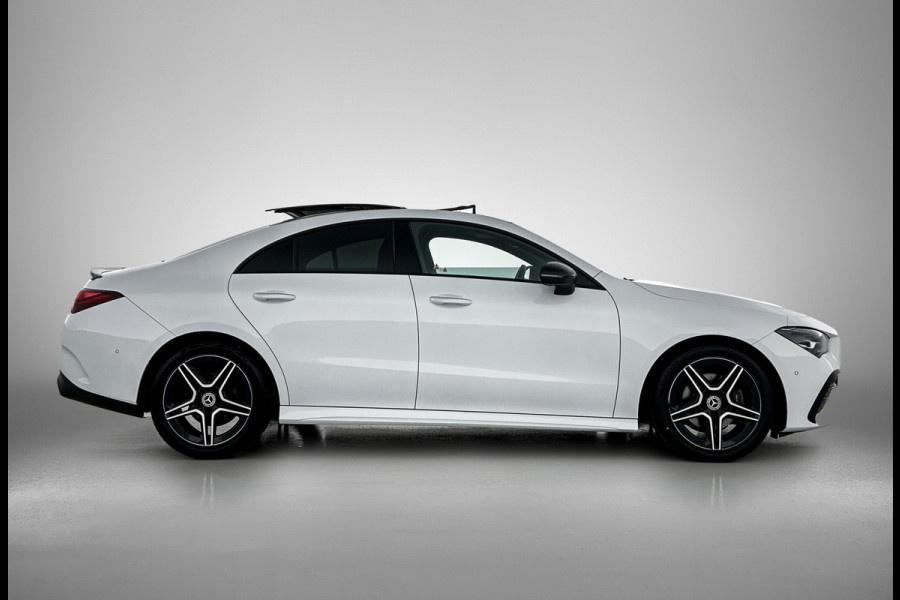 Mercedes-Benz CLA-Klasse 180 AMG Line Panoramadak | 5 spaaks lichtmetalen velgen MBUX wide screen | Navigatie | Parking support met camera achter | Inclusief 24 maanden Mercedes-Benz Certified garantie voor Europa. Mercedes-Benz CLA-Klasse 180 AMG Line Panoramadak | 5 spaaks lichtmetalen velgen MBUX wide screen | Navigatie | Parking support met camera achter | Inclusief 24 maanden Mercedes-Benz Certified garantie voor Europa.
