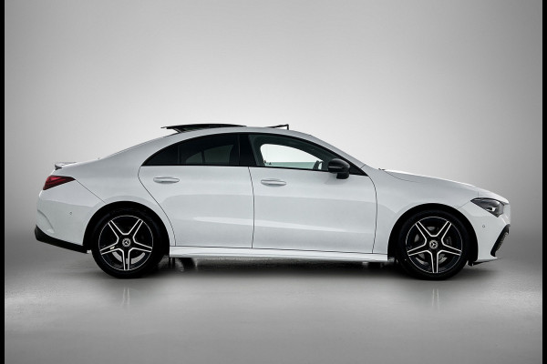 Mercedes-Benz CLA-Klasse 180 AMG Line Panoramadak | 5 spaaks lichtmetalen velgen MBUX wide screen | Navigatie | Parking support met camera achter | Inclusief 24 maanden Mercedes-Benz Certified garantie voor Europa. Mercedes-Benz CLA-Klasse 180 AMG Line Panoramadak | 5 spaaks lichtmetalen velgen MBUX wide screen | Navigatie | Parking support met camera achter | Inclusief 24 maanden Mercedes-Benz Certified garantie voor Europa.