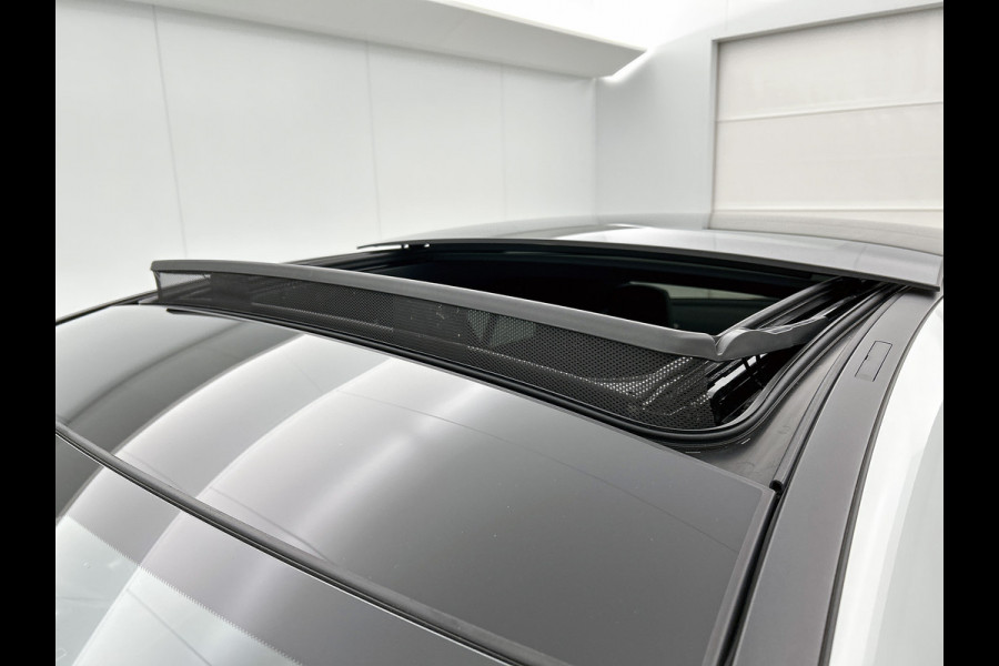 Mercedes-Benz CLA-Klasse 180 AMG Line Panoramadak | 5 spaaks lichtmetalen velgen MBUX wide screen | Navigatie | Parking support met camera achter | Inclusief 24 maanden Mercedes-Benz Certified garantie voor Europa. Mercedes-Benz CLA-Klasse 180 AMG Line Panoramadak | 5 spaaks lichtmetalen velgen MBUX wide screen | Navigatie | Parking support met camera achter | Inclusief 24 maanden Mercedes-Benz Certified garantie voor Europa.