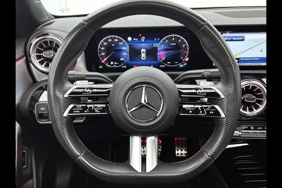 Mercedes-Benz CLA-Klasse 180 AMG Line Panoramadak | 5 spaaks lichtmetalen velgen MBUX wide screen | Navigatie | Parking support met camera achter | Inclusief 24 maanden Mercedes-Benz Certified garantie voor Europa. Mercedes-Benz CLA-Klasse 180 AMG Line Panoramadak | 5 spaaks lichtmetalen velgen MBUX wide screen | Navigatie | Parking support met camera achter | Inclusief 24 maanden Mercedes-Benz Certified garantie voor Europa.
