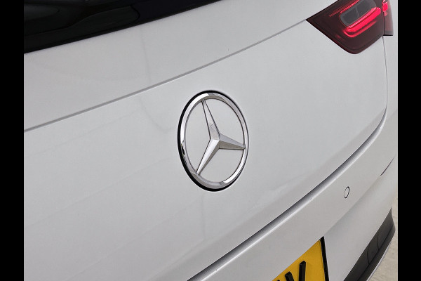 Mercedes-Benz CLA-Klasse 180 AMG Line Panoramadak | 5 spaaks lichtmetalen velgen MBUX wide screen | Navigatie | Parking support met camera achter | Inclusief 24 maanden Mercedes-Benz Certified garantie voor Europa. Mercedes-Benz CLA-Klasse 180 AMG Line Panoramadak | 5 spaaks lichtmetalen velgen MBUX wide screen | Navigatie | Parking support met camera achter | Inclusief 24 maanden Mercedes-Benz Certified garantie voor Europa.