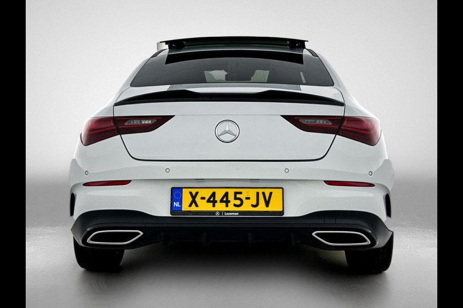 Mercedes-Benz CLA-Klasse 180 AMG Line Panoramadak | 5 spaaks lichtmetalen velgen MBUX wide screen | Navigatie | Parking support met camera achter | Inclusief 24 maanden Mercedes-Benz Certified garantie voor Europa. Mercedes-Benz CLA-Klasse 180 AMG Line Panoramadak | 5 spaaks lichtmetalen velgen MBUX wide screen | Navigatie | Parking support met camera achter | Inclusief 24 maanden Mercedes-Benz Certified garantie voor Europa.