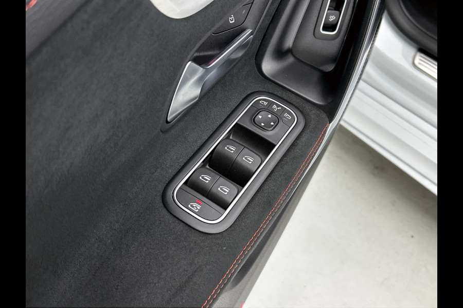 Mercedes-Benz CLA-Klasse 180 AMG Line Panoramadak | 5 spaaks lichtmetalen velgen MBUX wide screen | Navigatie | Parking support met camera achter | Inclusief 24 maanden Mercedes-Benz Certified garantie voor Europa. Mercedes-Benz CLA-Klasse 180 AMG Line Panoramadak | 5 spaaks lichtmetalen velgen MBUX wide screen | Navigatie | Parking support met camera achter | Inclusief 24 maanden Mercedes-Benz Certified garantie voor Europa.