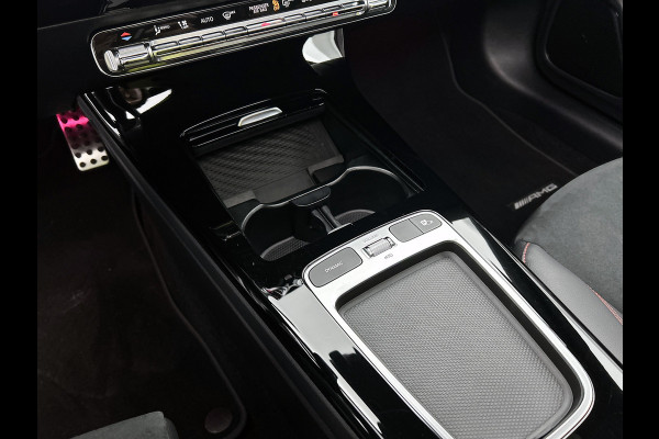 Mercedes-Benz CLA-Klasse 180 AMG Line Panoramadak | 5 spaaks lichtmetalen velgen MBUX wide screen | Navigatie | Parking support met camera achter | Inclusief 24 maanden Mercedes-Benz Certified garantie voor Europa. Mercedes-Benz CLA-Klasse 180 AMG Line Panoramadak | 5 spaaks lichtmetalen velgen MBUX wide screen | Navigatie | Parking support met camera achter | Inclusief 24 maanden Mercedes-Benz Certified garantie voor Europa.