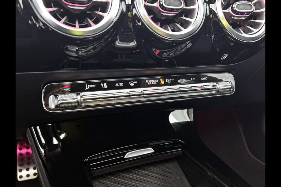 Mercedes-Benz CLA-Klasse 180 AMG Line Panoramadak | 5 spaaks lichtmetalen velgen MBUX wide screen | Navigatie | Parking support met camera achter | Inclusief 24 maanden Mercedes-Benz Certified garantie voor Europa. Mercedes-Benz CLA-Klasse 180 AMG Line Panoramadak | 5 spaaks lichtmetalen velgen MBUX wide screen | Navigatie | Parking support met camera achter | Inclusief 24 maanden Mercedes-Benz Certified garantie voor Europa.