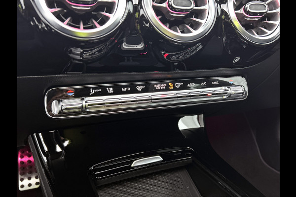 Mercedes-Benz CLA-Klasse 180 AMG Line Panoramadak | 5 spaaks lichtmetalen velgen MBUX wide screen | Navigatie | Parking support met camera achter | Inclusief 24 maanden Mercedes-Benz Certified garantie voor Europa. Mercedes-Benz CLA-Klasse 180 AMG Line Panoramadak | 5 spaaks lichtmetalen velgen MBUX wide screen | Navigatie | Parking support met camera achter | Inclusief 24 maanden Mercedes-Benz Certified garantie voor Europa.