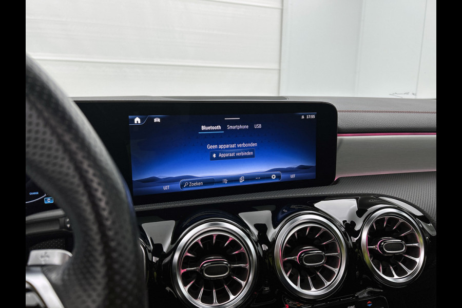 Mercedes-Benz CLA-Klasse 180 AMG Line Panoramadak | 5 spaaks lichtmetalen velgen MBUX wide screen | Navigatie | Parking support met camera achter | Inclusief 24 maanden Mercedes-Benz Certified garantie voor Europa. Mercedes-Benz CLA-Klasse 180 AMG Line Panoramadak | 5 spaaks lichtmetalen velgen MBUX wide screen | Navigatie | Parking support met camera achter | Inclusief 24 maanden Mercedes-Benz Certified garantie voor Europa.