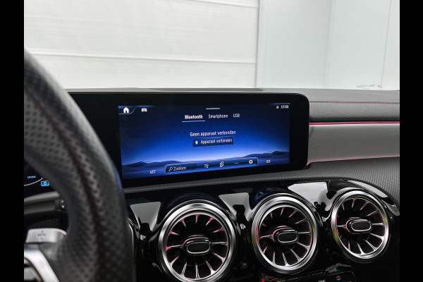 Mercedes-Benz CLA-Klasse 180 AMG Line Panoramadak | 5 spaaks lichtmetalen velgen MBUX wide screen | Navigatie | Parking support met camera achter | Inclusief 24 maanden Mercedes-Benz Certified garantie voor Europa. Mercedes-Benz CLA-Klasse 180 AMG Line Panoramadak | 5 spaaks lichtmetalen velgen MBUX wide screen | Navigatie | Parking support met camera achter | Inclusief 24 maanden Mercedes-Benz Certified garantie voor Europa.