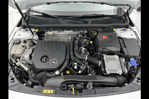 Mercedes-Benz CLA-Klasse 180 AMG Line Panoramadak | 5 spaaks lichtmetalen velgen MBUX wide screen | Navigatie | Parking support met camera achter | Inclusief 24 maanden Mercedes-Benz Certified garantie voor Europa. Mercedes-Benz CLA-Klasse 180 AMG Line Panoramadak | 5 spaaks lichtmetalen velgen MBUX wide screen | Navigatie | Parking support met camera achter | Inclusief 24 maanden Mercedes-Benz Certified garantie voor Europa.