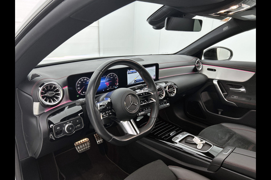 Mercedes-Benz CLA-Klasse 180 AMG Line Panoramadak | 5 spaaks lichtmetalen velgen MBUX wide screen | Navigatie | Parking support met camera achter | Inclusief 24 maanden Mercedes-Benz Certified garantie voor Europa. Mercedes-Benz CLA-Klasse 180 AMG Line Panoramadak | 5 spaaks lichtmetalen velgen MBUX wide screen | Navigatie | Parking support met camera achter | Inclusief 24 maanden Mercedes-Benz Certified garantie voor Europa.