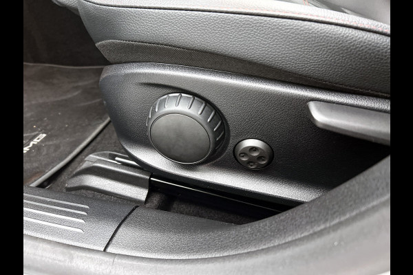 Mercedes-Benz CLA-Klasse 180 AMG Line Panoramadak | 5 spaaks lichtmetalen velgen MBUX wide screen | Navigatie | Parking support met camera achter | Inclusief 24 maanden Mercedes-Benz Certified garantie voor Europa. Mercedes-Benz CLA-Klasse 180 AMG Line Panoramadak | 5 spaaks lichtmetalen velgen MBUX wide screen | Navigatie | Parking support met camera achter | Inclusief 24 maanden Mercedes-Benz Certified garantie voor Europa.