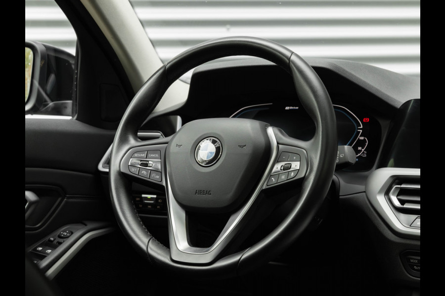 BMW 3 Serie Touring 330e xDrive - Panorama - ACC - Hifi - Sportstoelen - Stoelverwarming BMW 3 Serie Touring 330e xDrive - Panorama - ACC - Hifi - Sportstoelen - Stoelverwarming