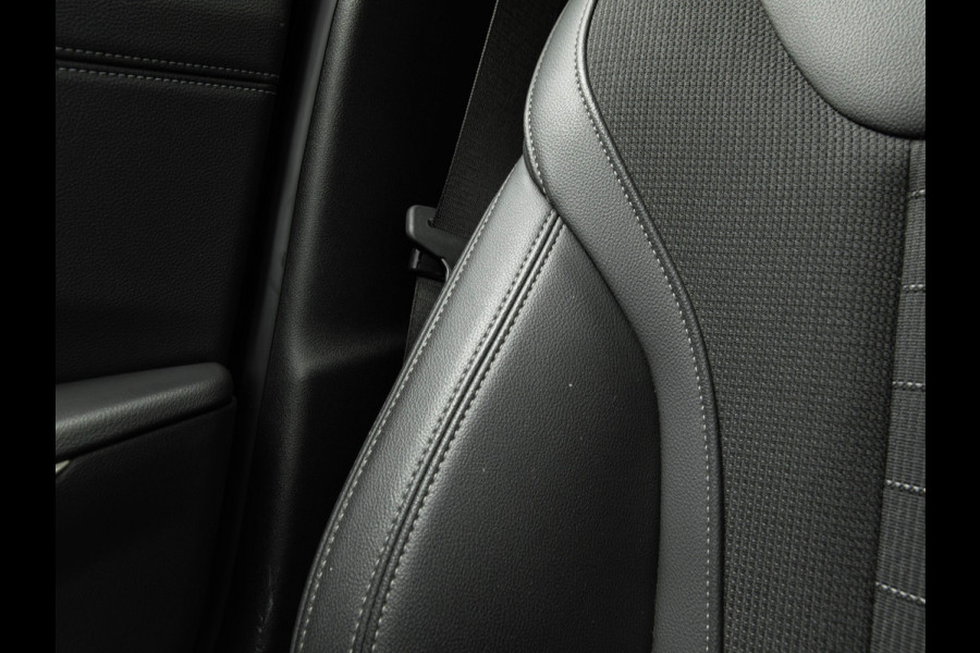 BMW 3 Serie Touring 330e xDrive - Panorama - ACC - Hifi - Sportstoelen - Stoelverwarming BMW 3 Serie Touring 330e xDrive - Panorama - ACC - Hifi - Sportstoelen - Stoelverwarming