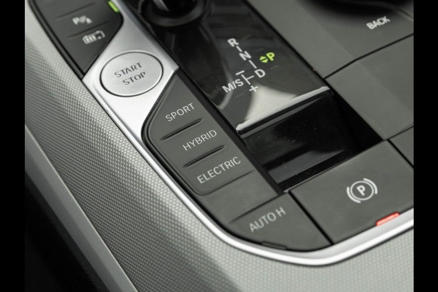 BMW 3 Serie Touring 330e xDrive - Panorama - ACC - Hifi - Sportstoelen - Stoelverwarming BMW 3 Serie Touring 330e xDrive - Panorama - ACC - Hifi - Sportstoelen - Stoelverwarming