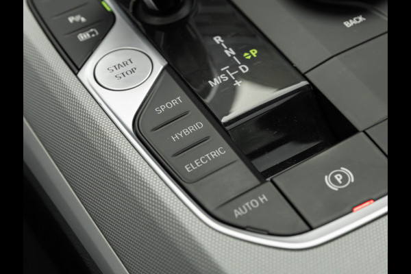 BMW 3 Serie Touring 330e xDrive - Panorama - ACC - Hifi - Sportstoelen - Stoelverwarming BMW 3 Serie Touring 330e xDrive - Panorama - ACC - Hifi - Sportstoelen - Stoelverwarming