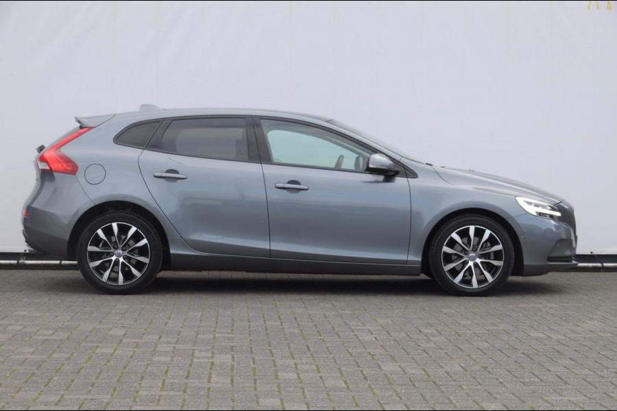 Volvo V40 T3 152PK Dynamic Edition / Cruise control / Panoramadak / Parkeeren met camera / Harman kardon audio / Standkachel / Stoelverwarming