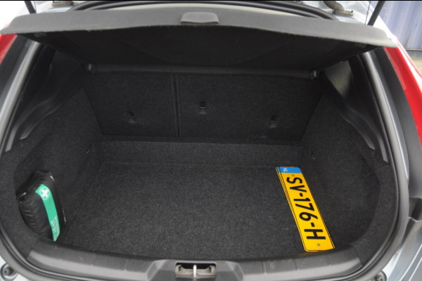 Volvo V40 T3 152PK Dynamic Edition / Cruise control / Panoramadak / Parkeeren met camera / Harman kardon audio / Standkachel / Stoelverwarming