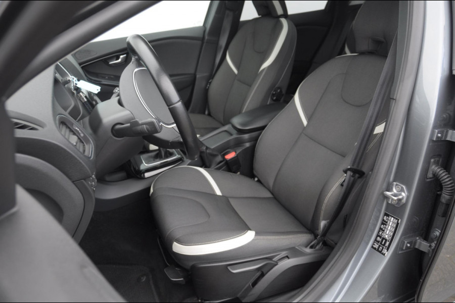 Volvo V40 T3 152PK Dynamic Edition / Cruise control / Panoramadak / Parkeeren met camera / Harman kardon audio / Standkachel / Stoelverwarming