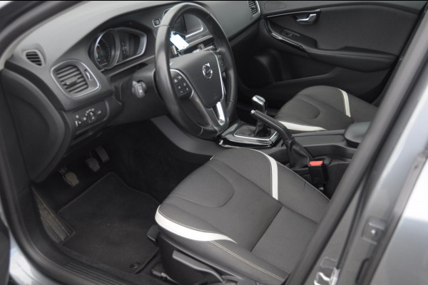 Volvo V40 T3 152PK Dynamic Edition / Cruise control / Panoramadak / Parkeeren met camera / Harman kardon audio / Standkachel / Stoelverwarming