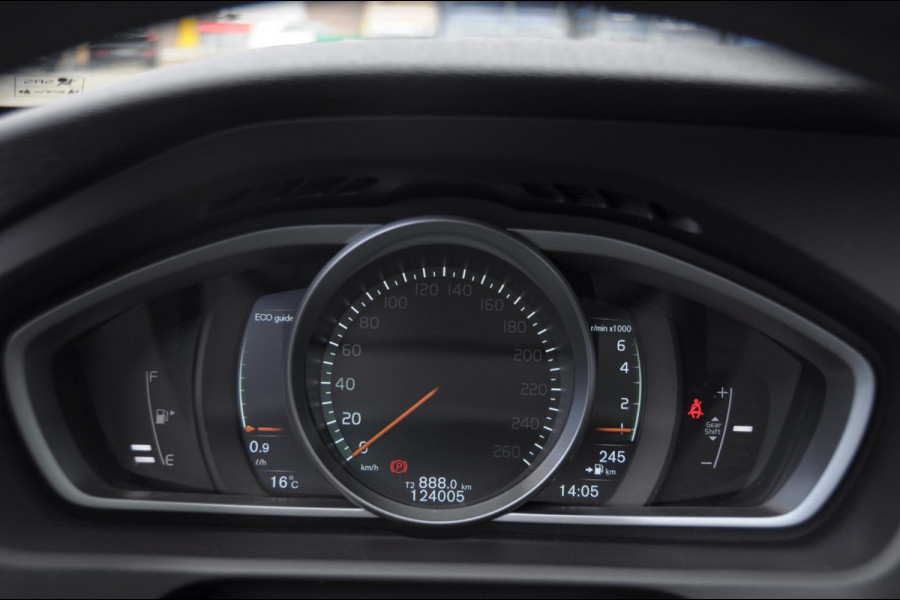 Volvo V40 T3 152PK Dynamic Edition / Cruise control / Panoramadak / Parkeeren met camera / Harman kardon audio / Standkachel / Stoelverwarming